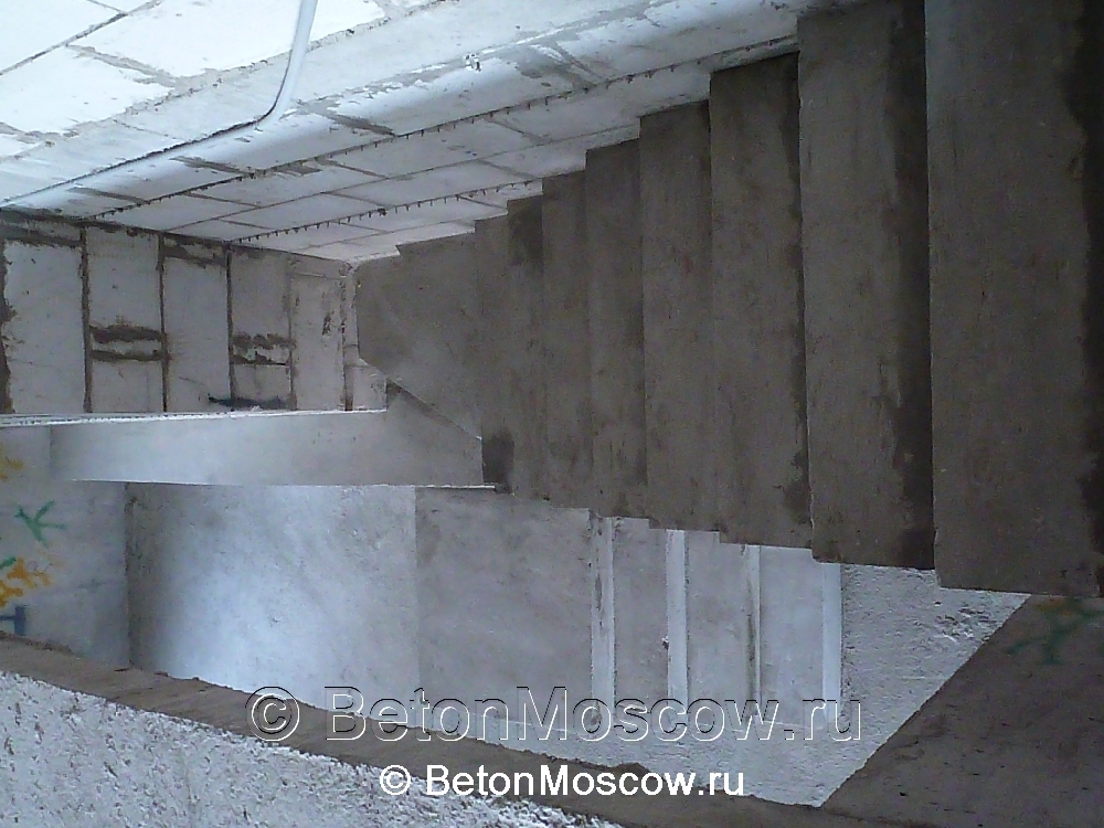 Маршевая бетонная лестница в квартире в городе Мытищи. Фото 4