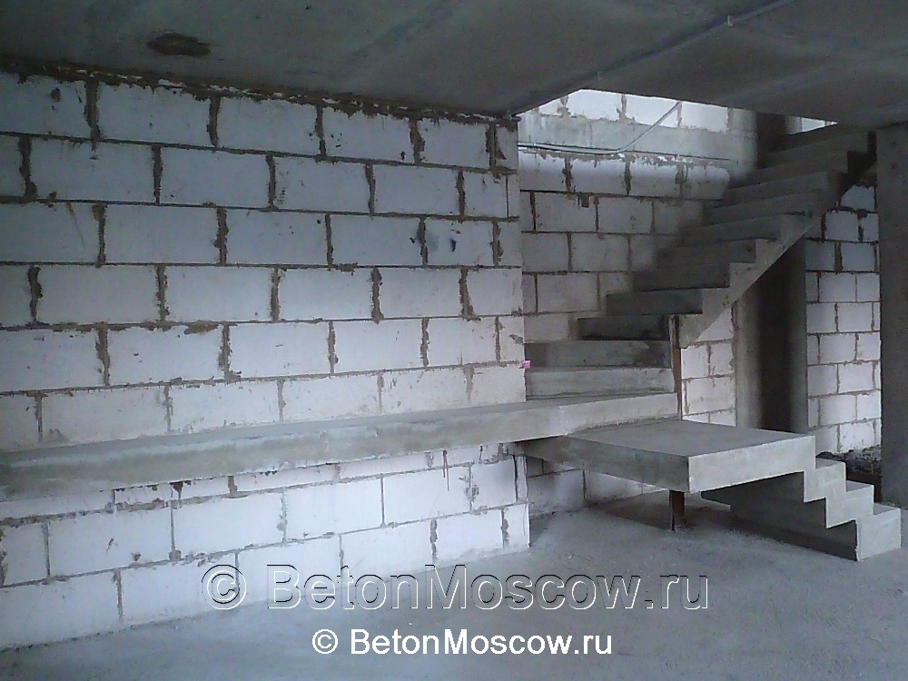 Маршевая бетонная лестница в квартире в городе Мытищи. Фото 5