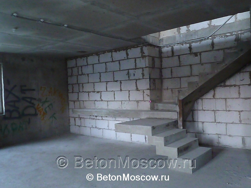 Маршевая бетонная лестница в квартире в городе Мытищи. Фото 6