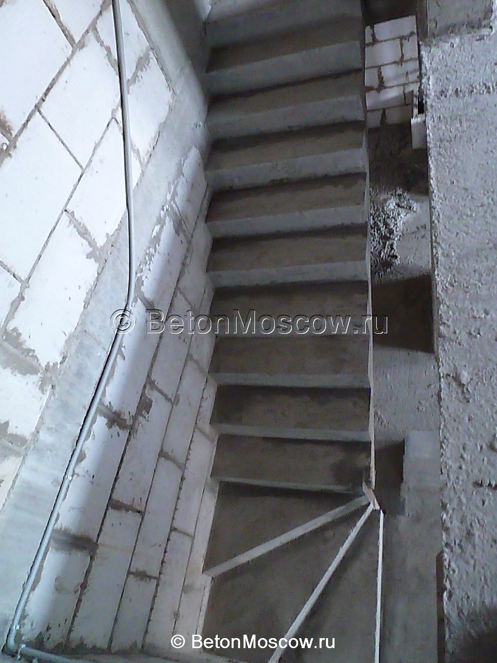 Маршевая бетонная лестница в квартире в городе Мытищи. Фото 7