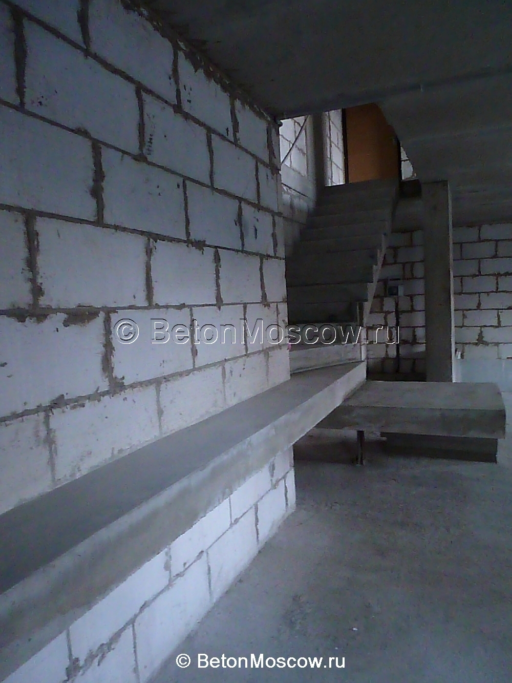 Маршевая бетонная лестница в квартире в городе Мытищи. Фото 8