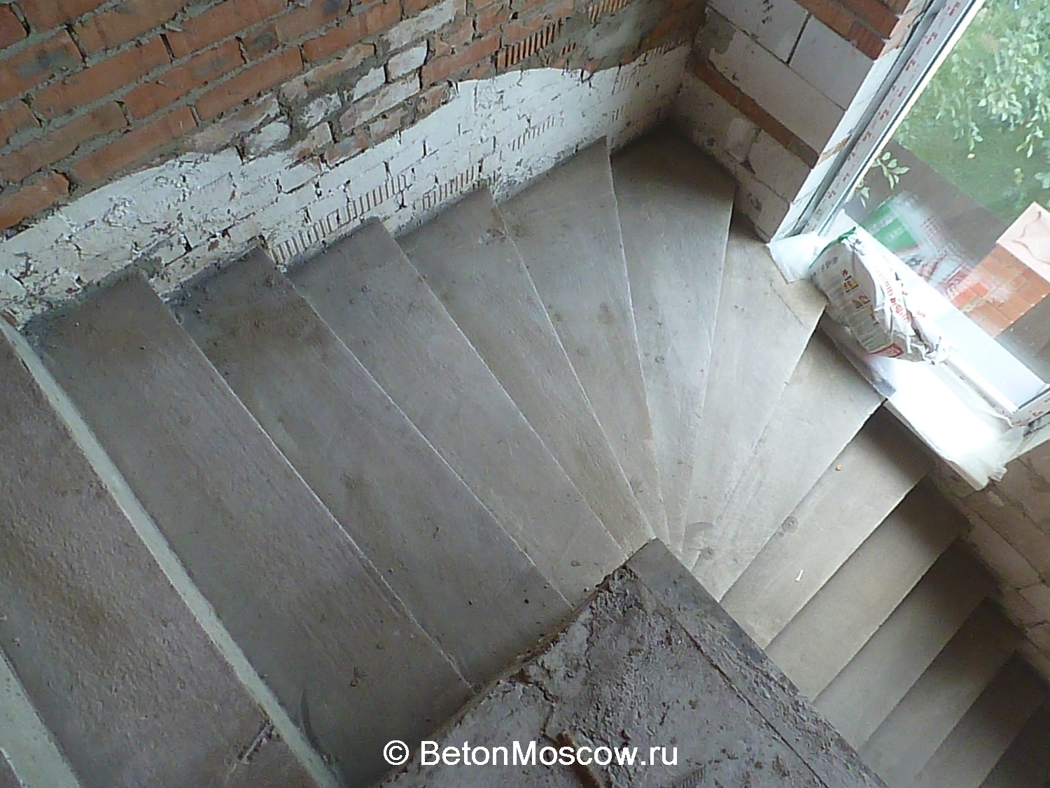 Лестница из бетона с забежными ступенями в коттеджном посёлке Нахабино (2). Фото 1