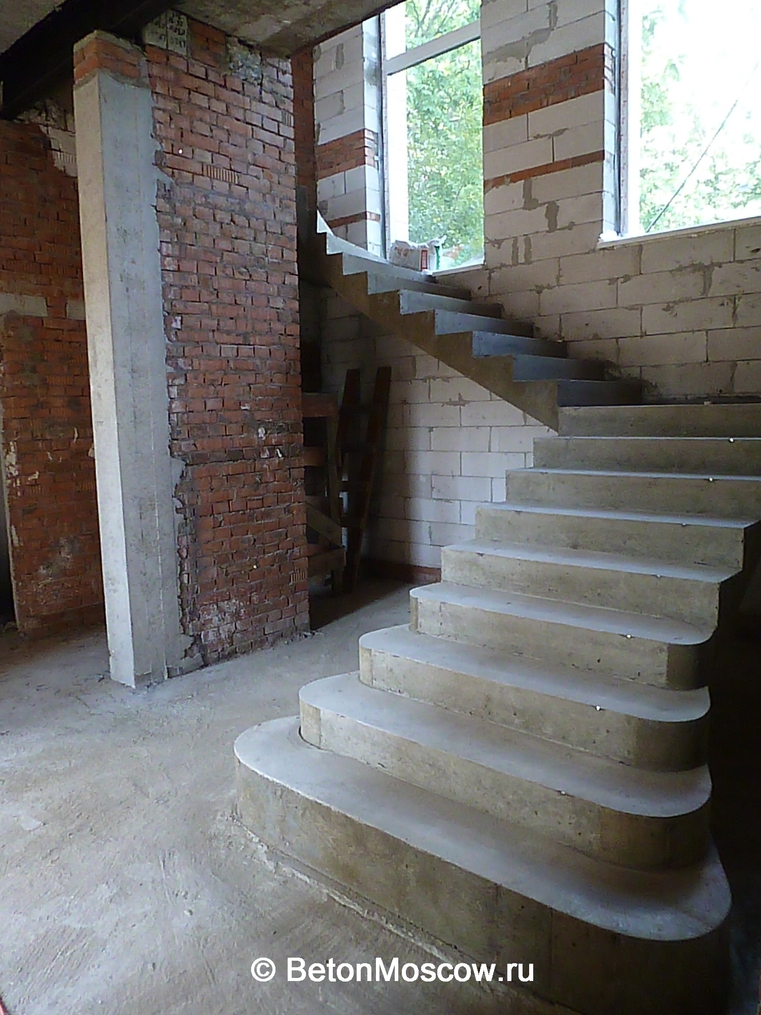 Лестница из бетона с забежными ступенями в коттеджном посёлке Нахабино (2). Фото 10
