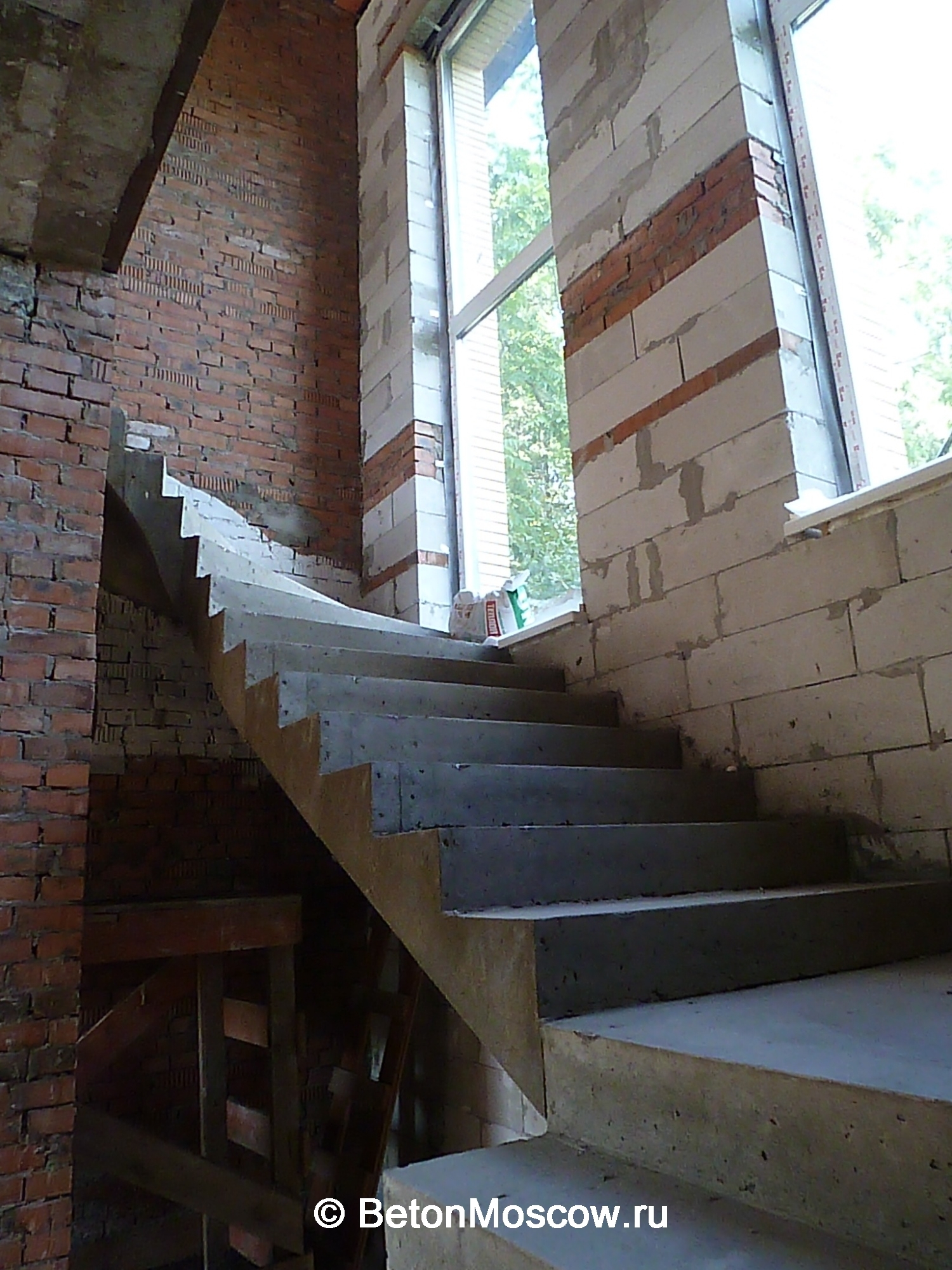 Лестница из бетона с забежными ступенями в коттеджном посёлке Нахабино (2). Фото 11