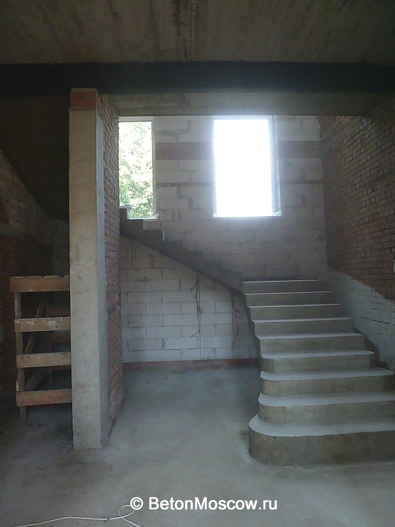 Лестница из бетона с забежными ступенями в коттеджном посёлке Нахабино (2). Фото 12