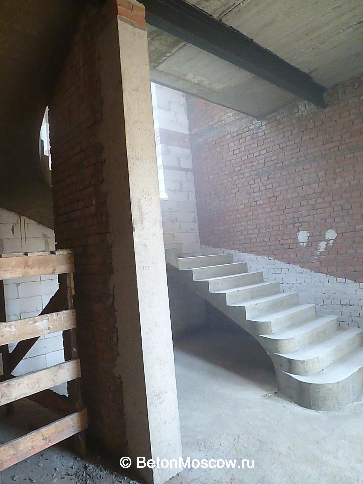 Лестница из бетона с забежными ступенями в коттеджном посёлке Нахабино (2). Фото 13