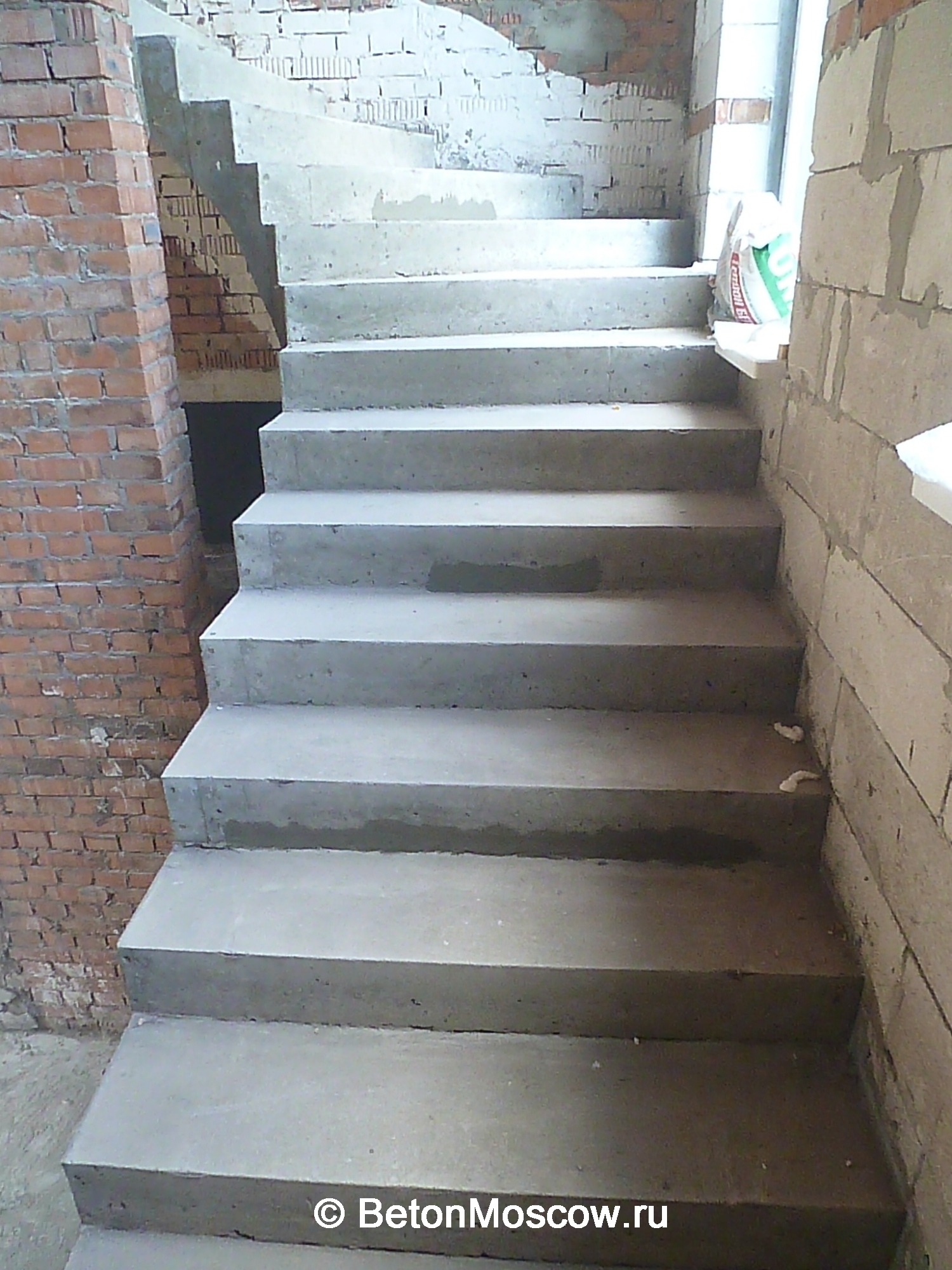 Лестница из бетона с забежными ступенями в коттеджном посёлке Нахабино (2). Фото 14