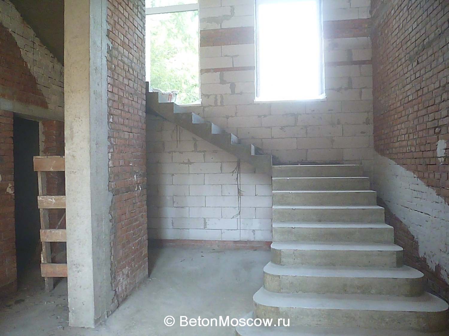 Лестница из бетона с забежными ступенями в коттеджном посёлке Нахабино (2). Фото 16