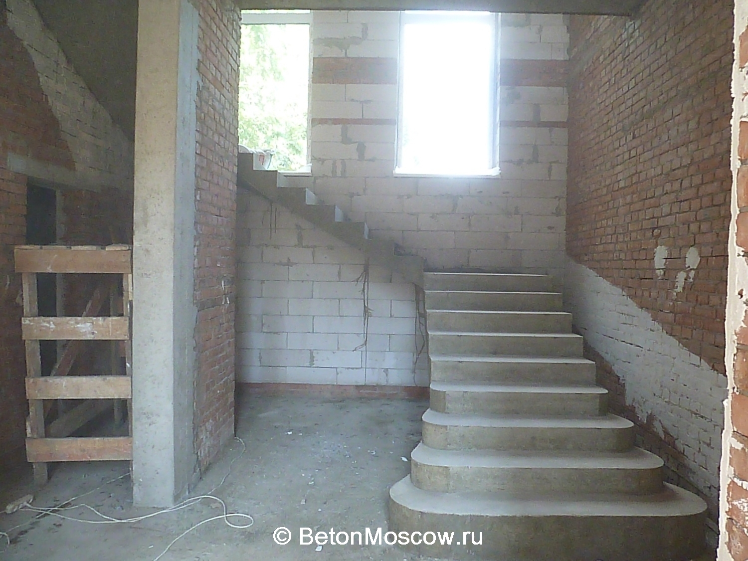 Лестница из бетона с забежными ступенями в коттеджном посёлке Нахабино (2). Фото 18