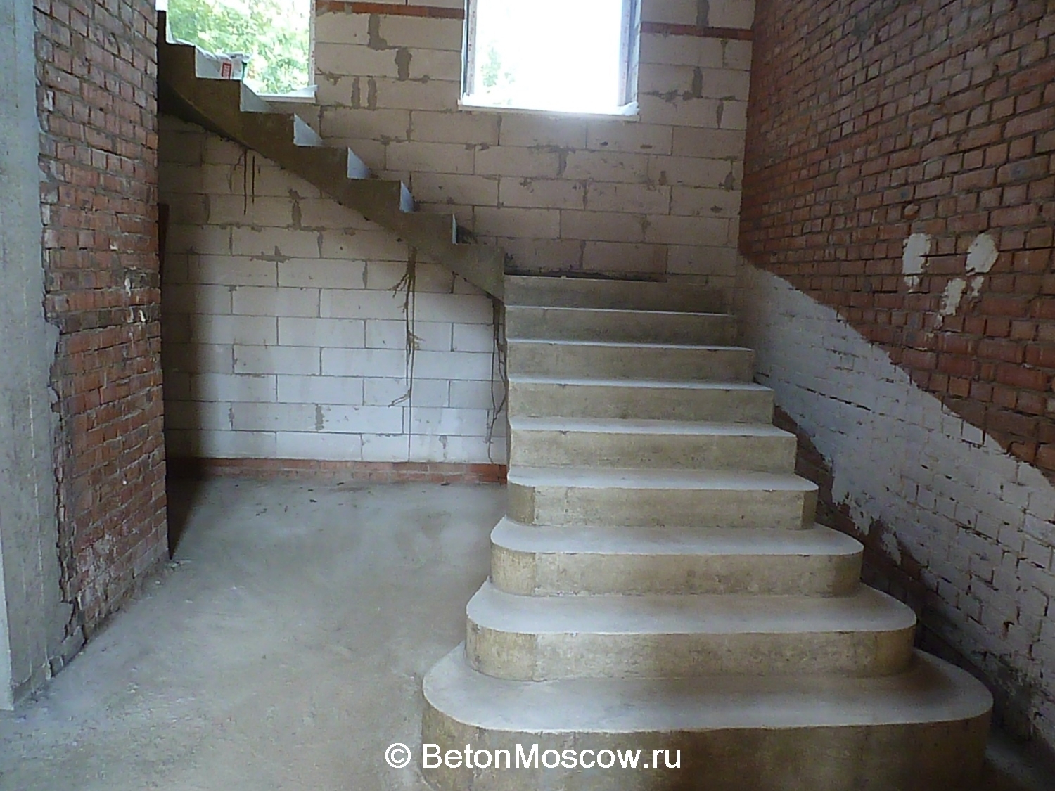 Лестница из бетона с забежными ступенями в коттеджном посёлке Нахабино (2). Фото 19