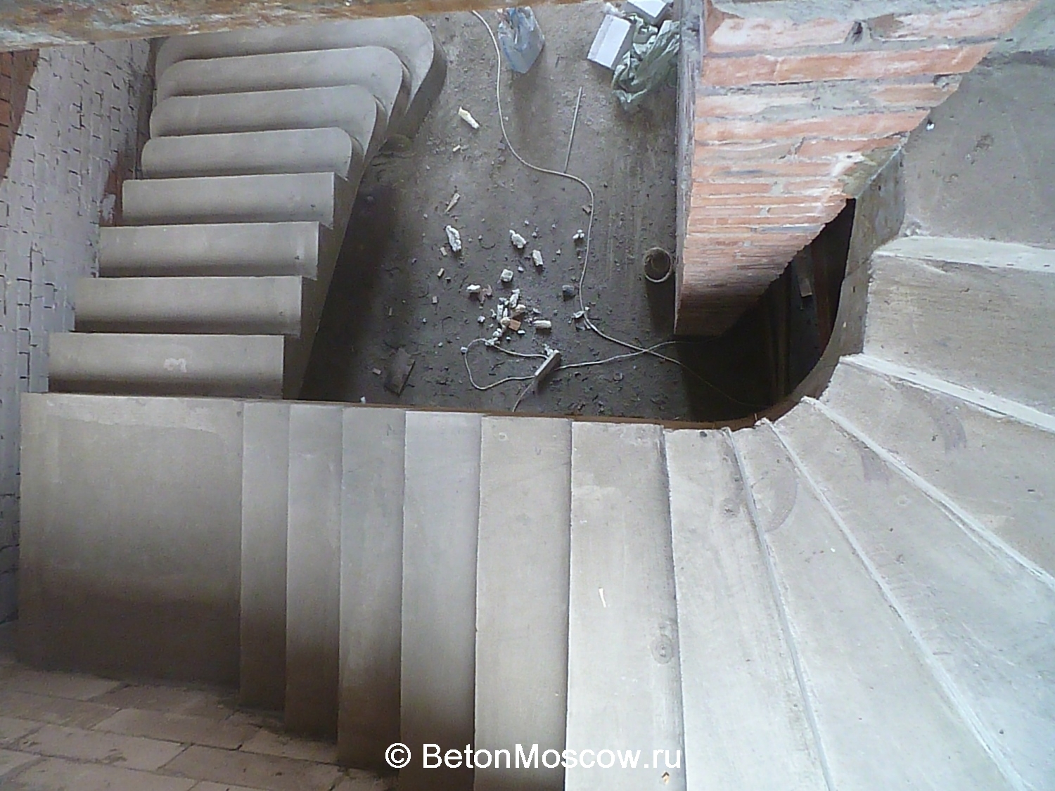 Лестница из бетона с забежными ступенями в коттеджном посёлке Нахабино (2). Фото 2