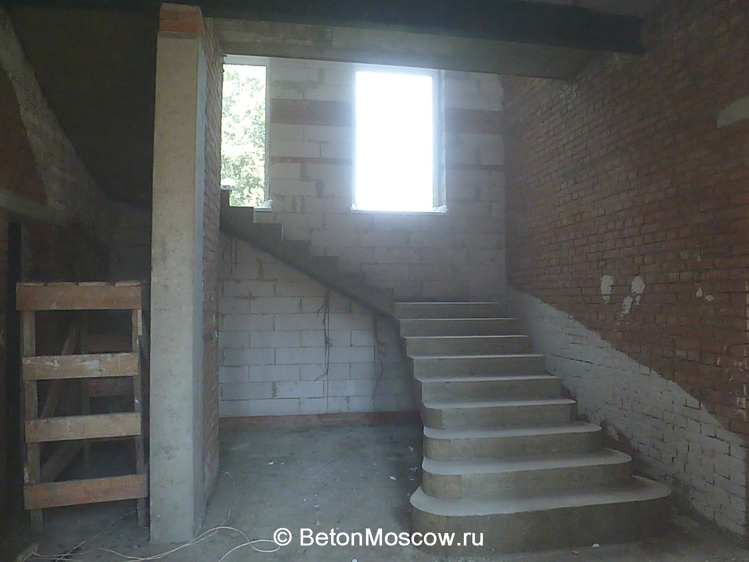Лестница из бетона с забежными ступенями в коттеджном посёлке Нахабино (2). Фото 20