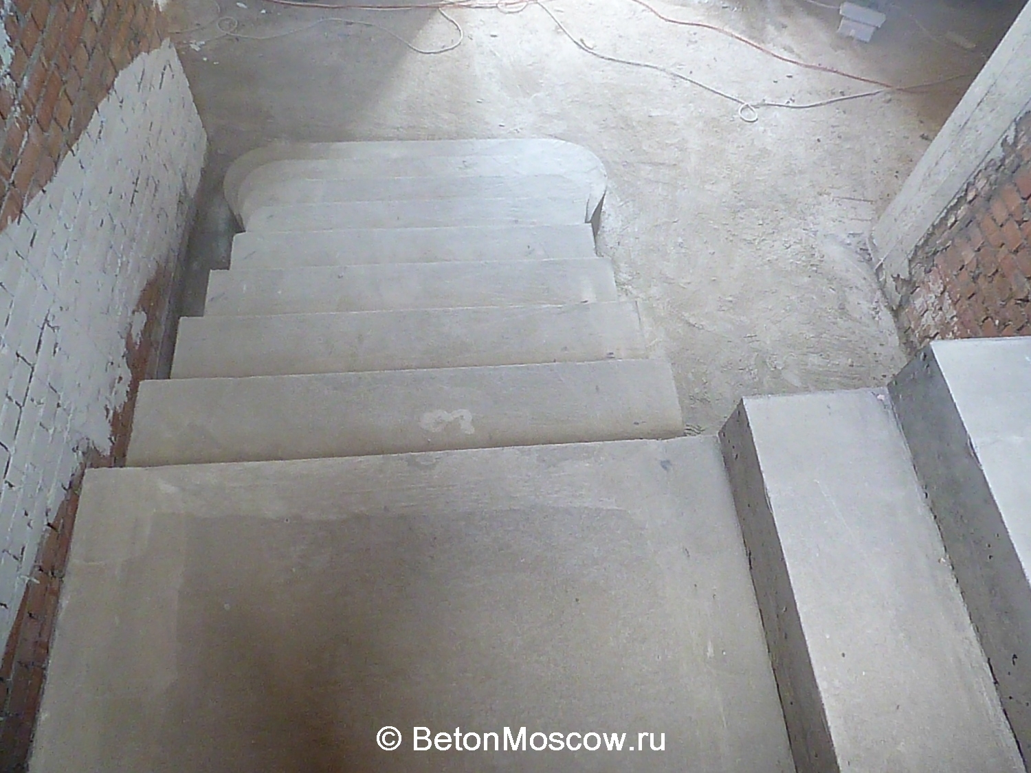 Лестница из бетона с забежными ступенями в коттеджном посёлке Нахабино (2). Фото 21