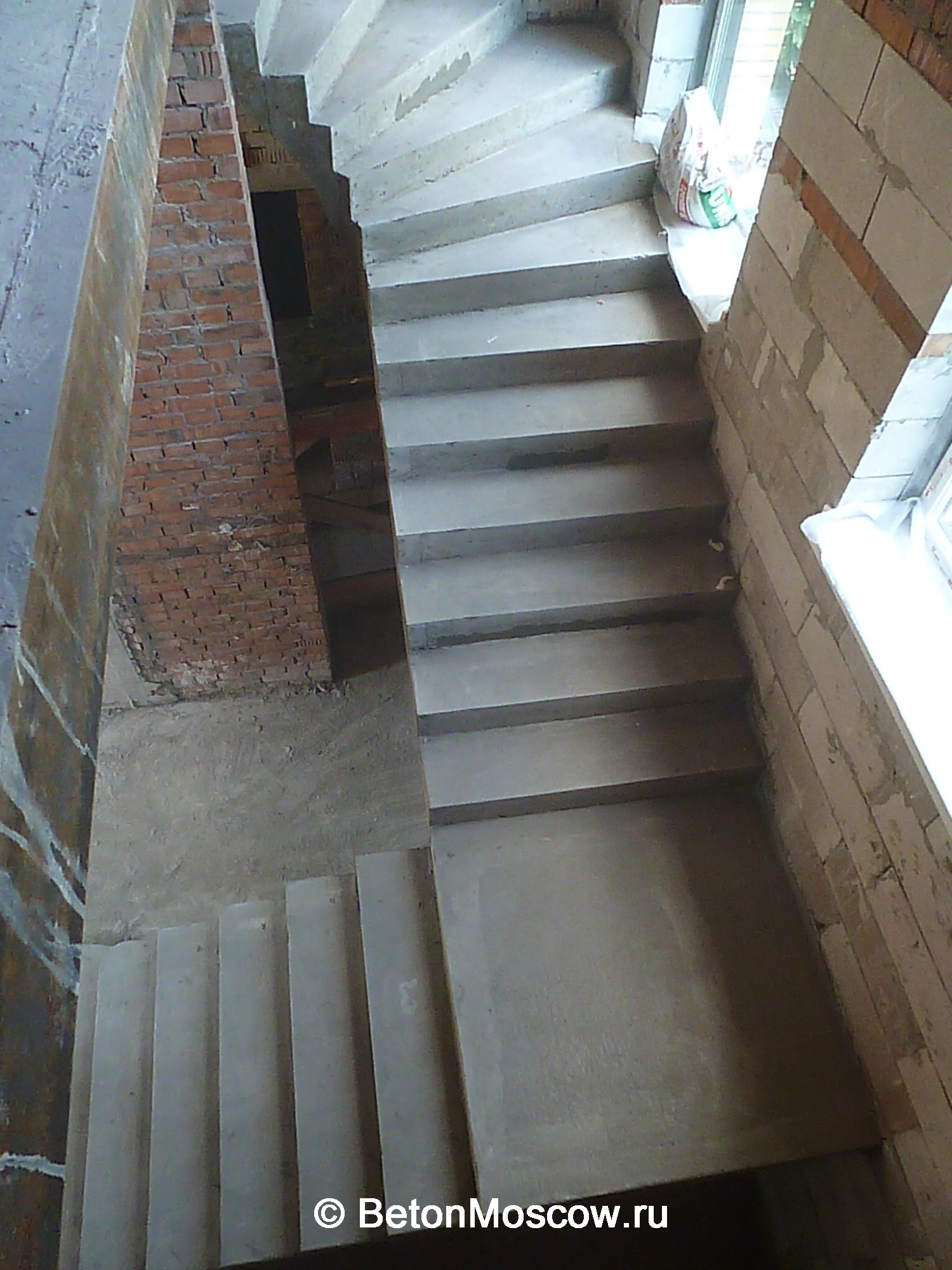 Лестница из бетона с забежными ступенями в коттеджном посёлке Нахабино (2). Фото 4