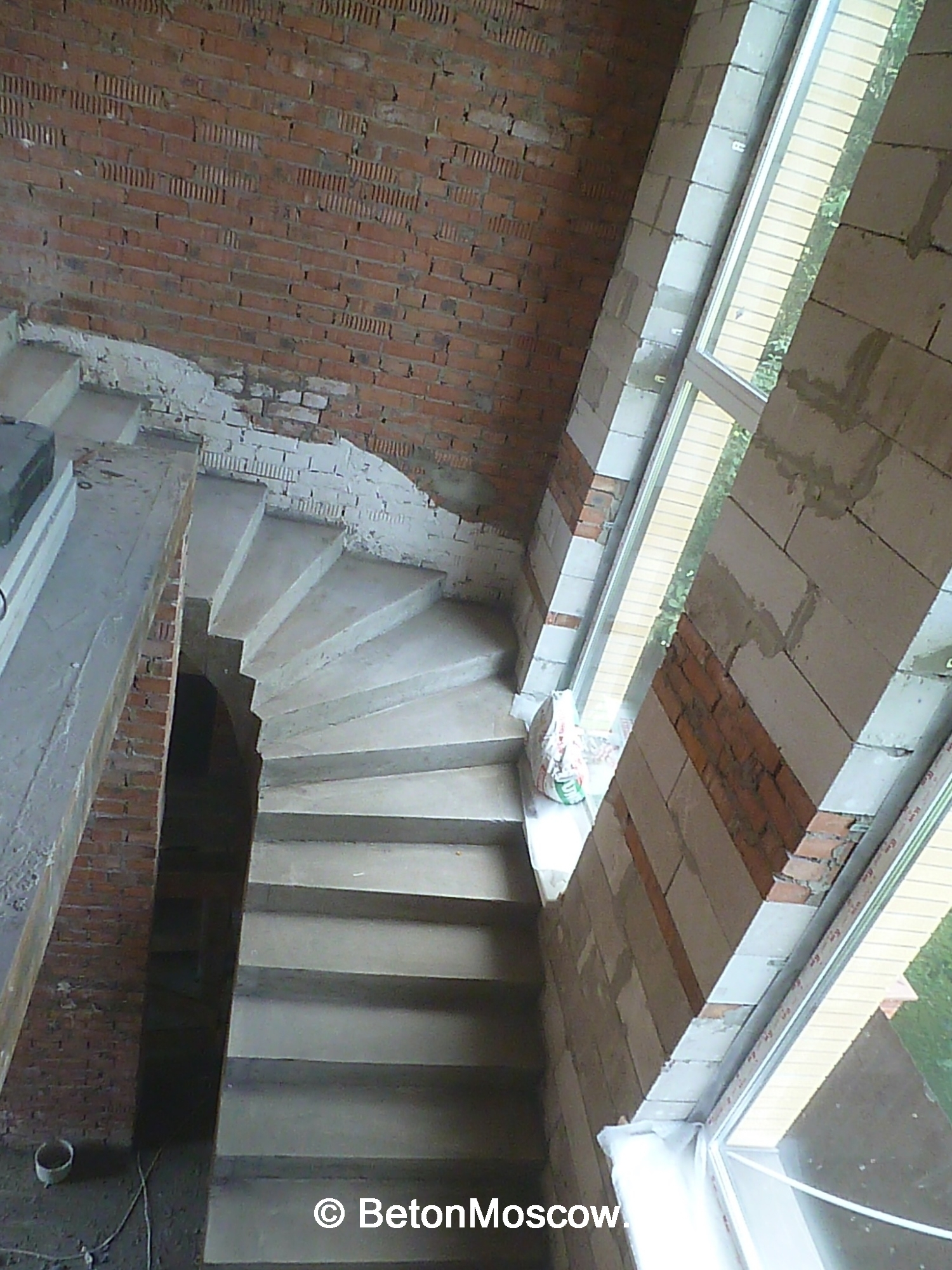 Лестница из бетона с забежными ступенями в коттеджном посёлке Нахабино (2). Фото 6