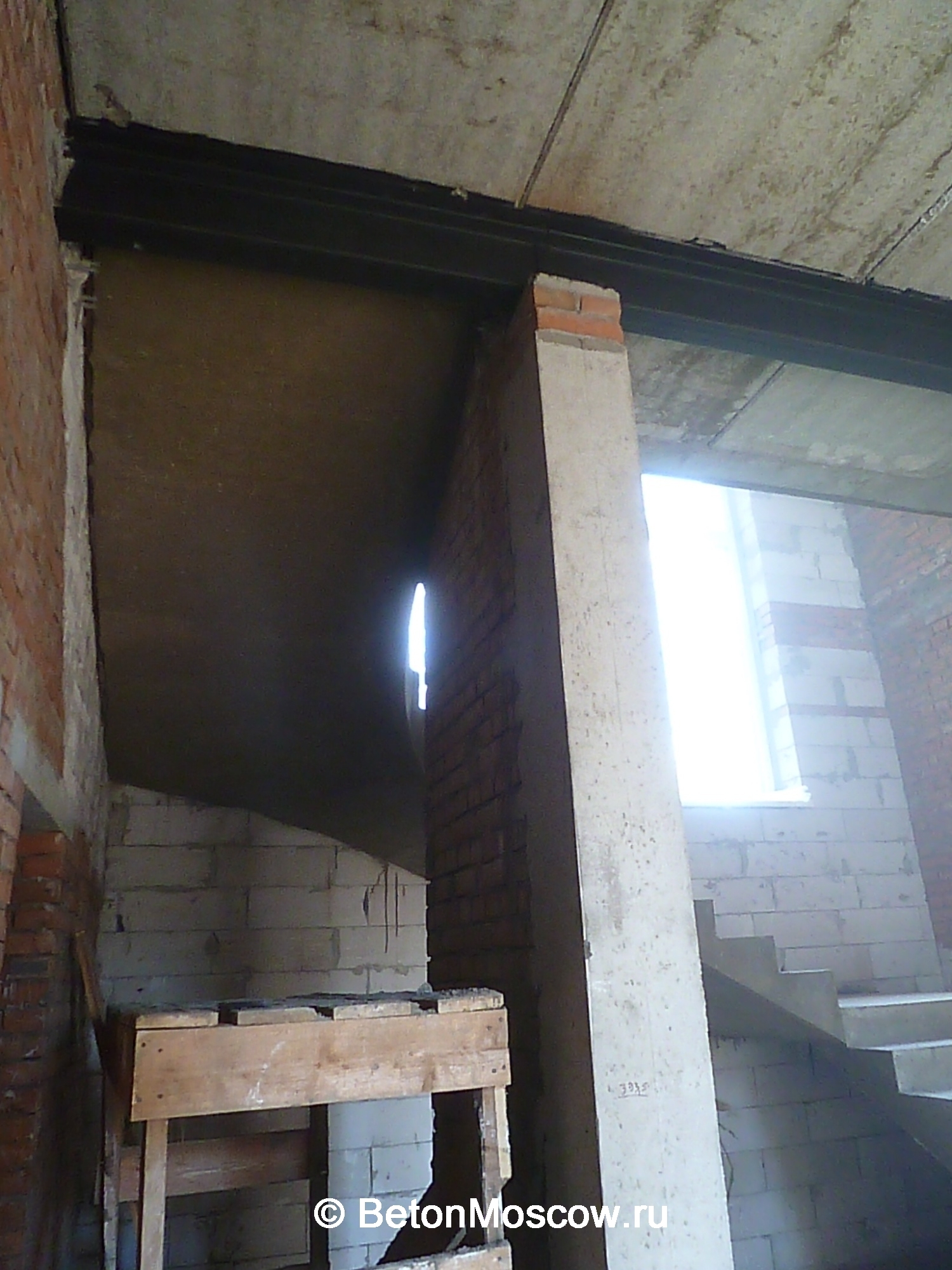Лестница из бетона с забежными ступенями в коттеджном посёлке Нахабино (2). Фото 9