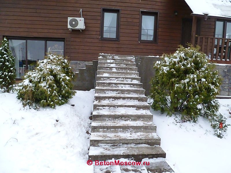 Бетонная лестница на входе в деревне Чёрная. Фото 1