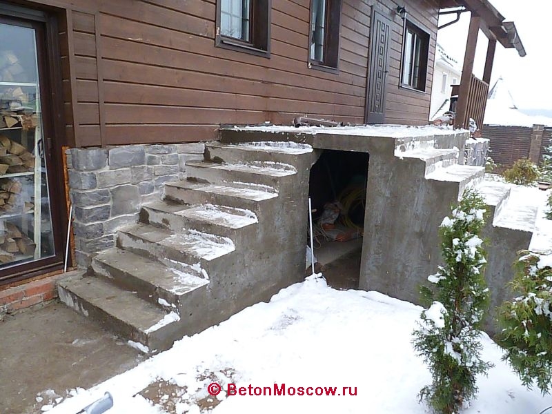 Бетонная лестница на входе в деревне Чёрная. Фото 2