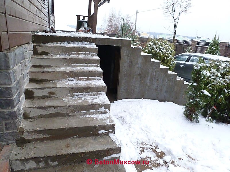 Бетонная лестница на входе в деревне Чёрная. Фото 3