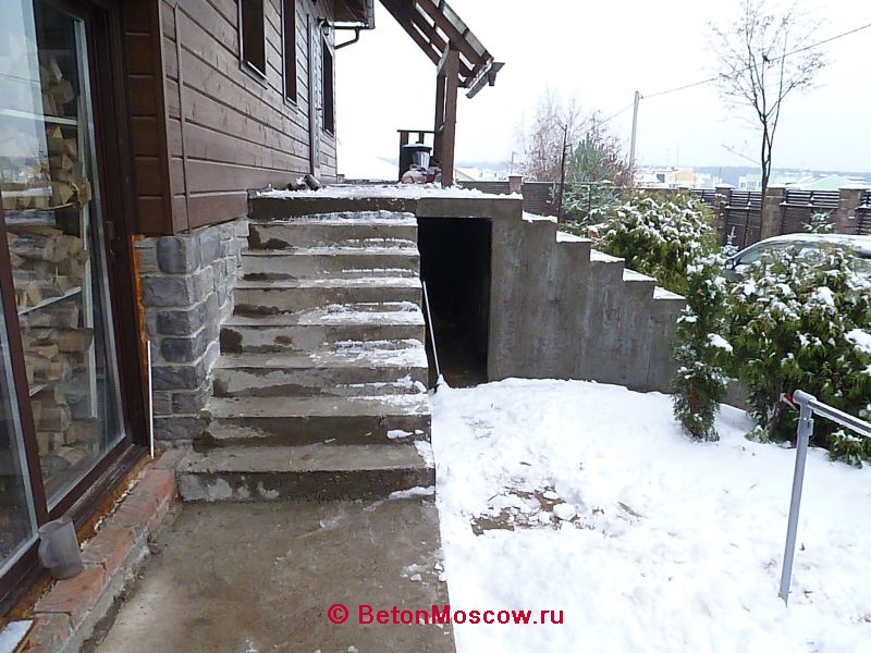 Бетонная лестница на входе в деревне Чёрная. Фото 4
