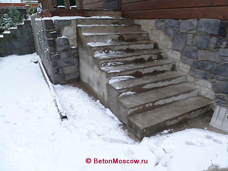 Бетонная лестница на входе в деревне Чёрная. Фото 5