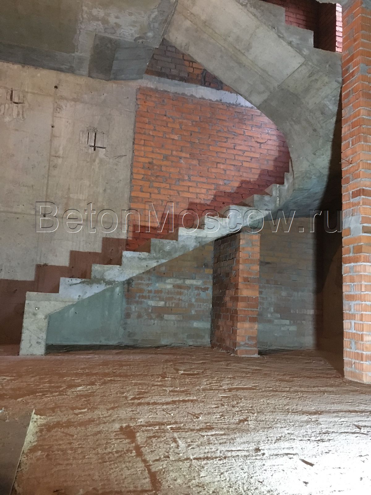 Бетонная забежная лестница. Фото 1
