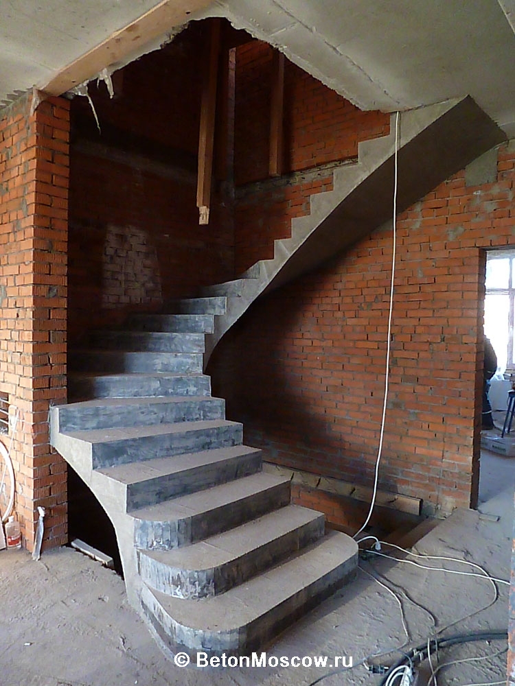 Лестница железобетонная в посёлке Обушково. Фото 1