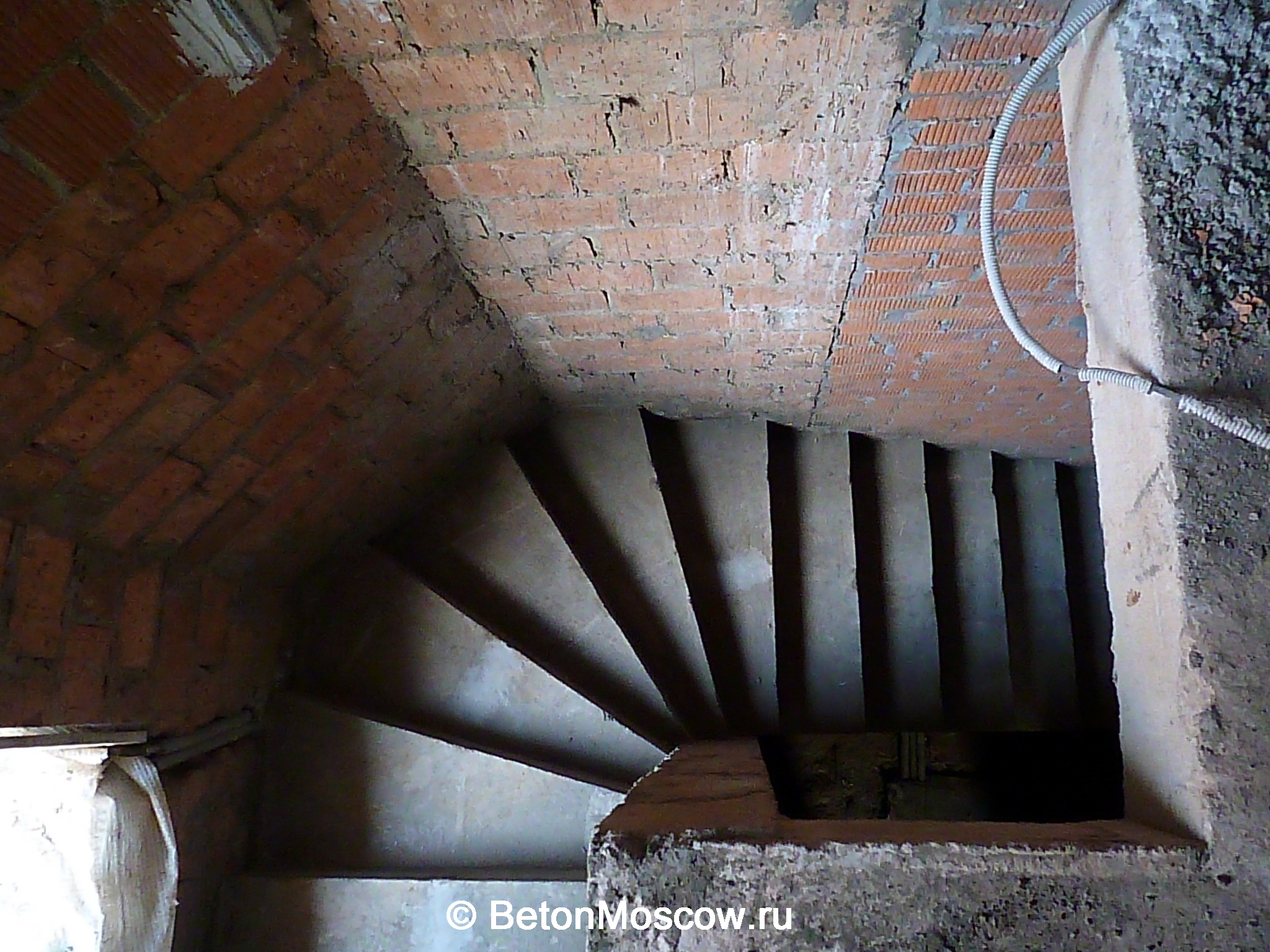 Монолитная бетонная лестница в посёлке Ольгино. Фото 12