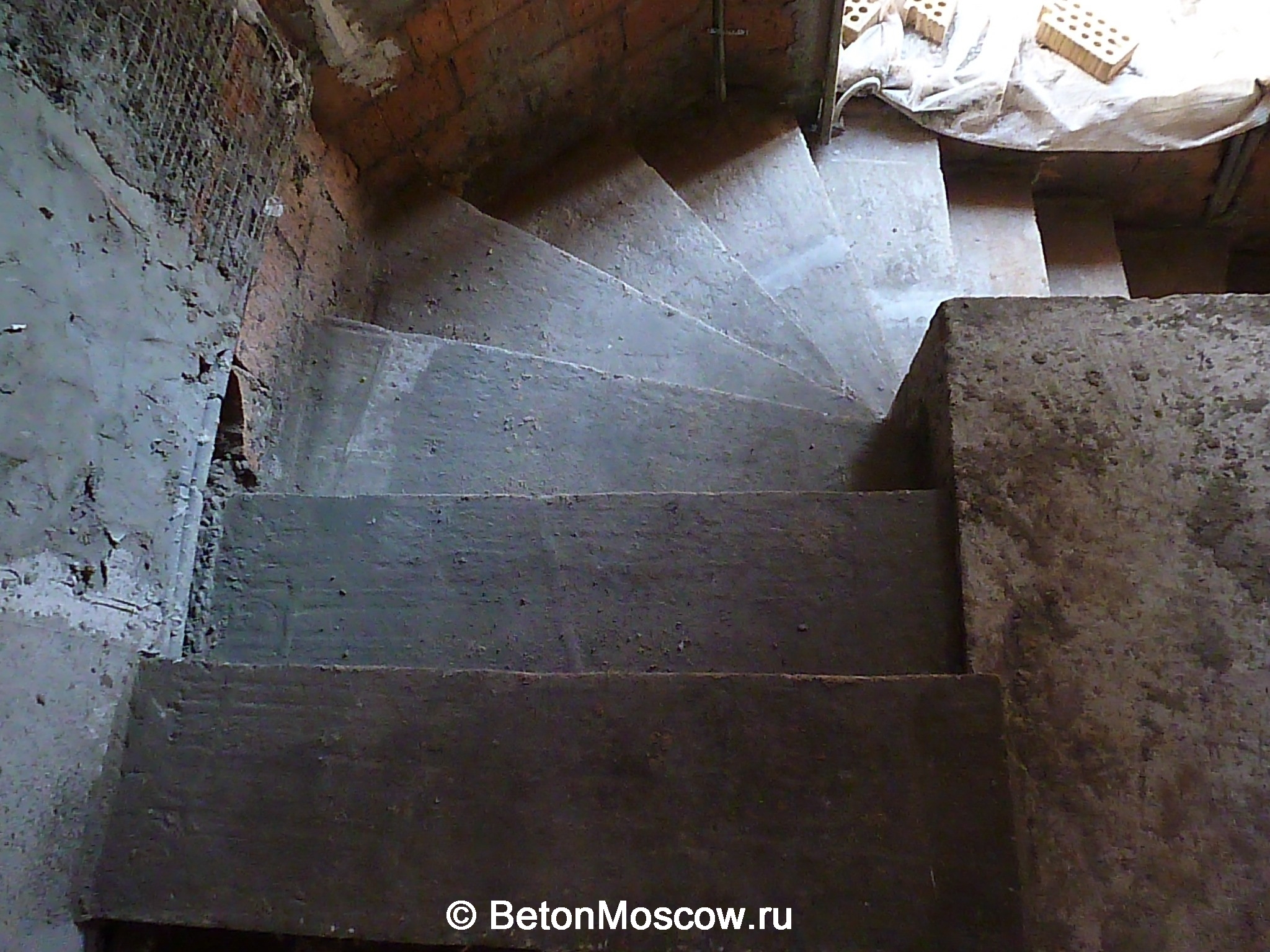 Монолитная бетонная лестница в посёлке Ольгино. Фото 9