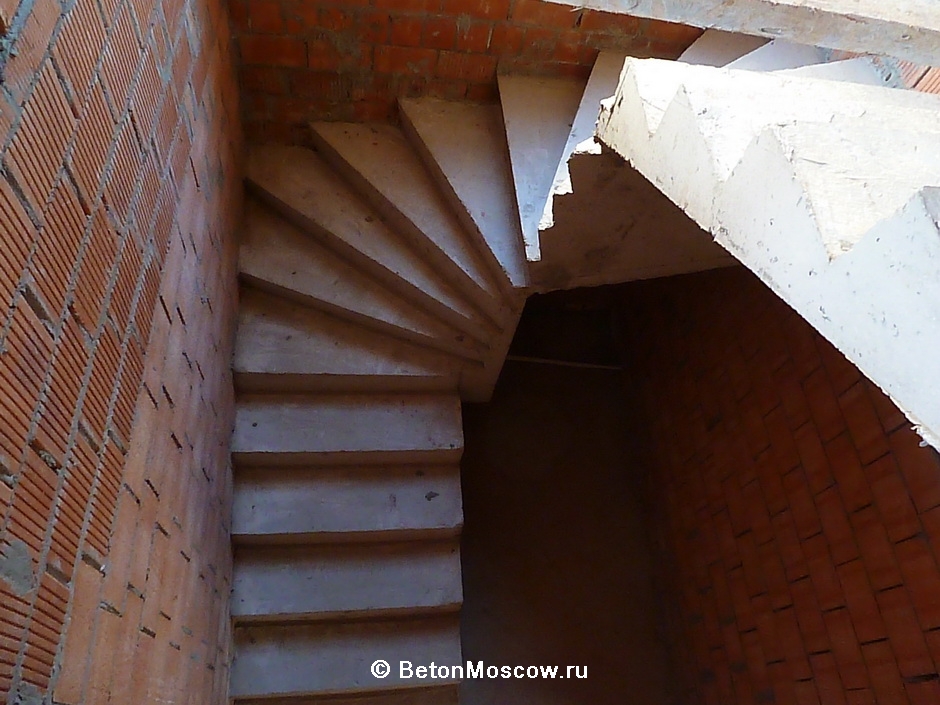 Лестница бетонная в посёлке Берёзка. Фото 4