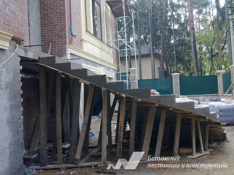 Лестница бетонная в коттеджном посёлке Орлов. Фото 3