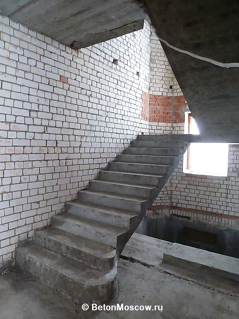 Монолитная бетонная лестница в посёлке Пласкино. Фото 2