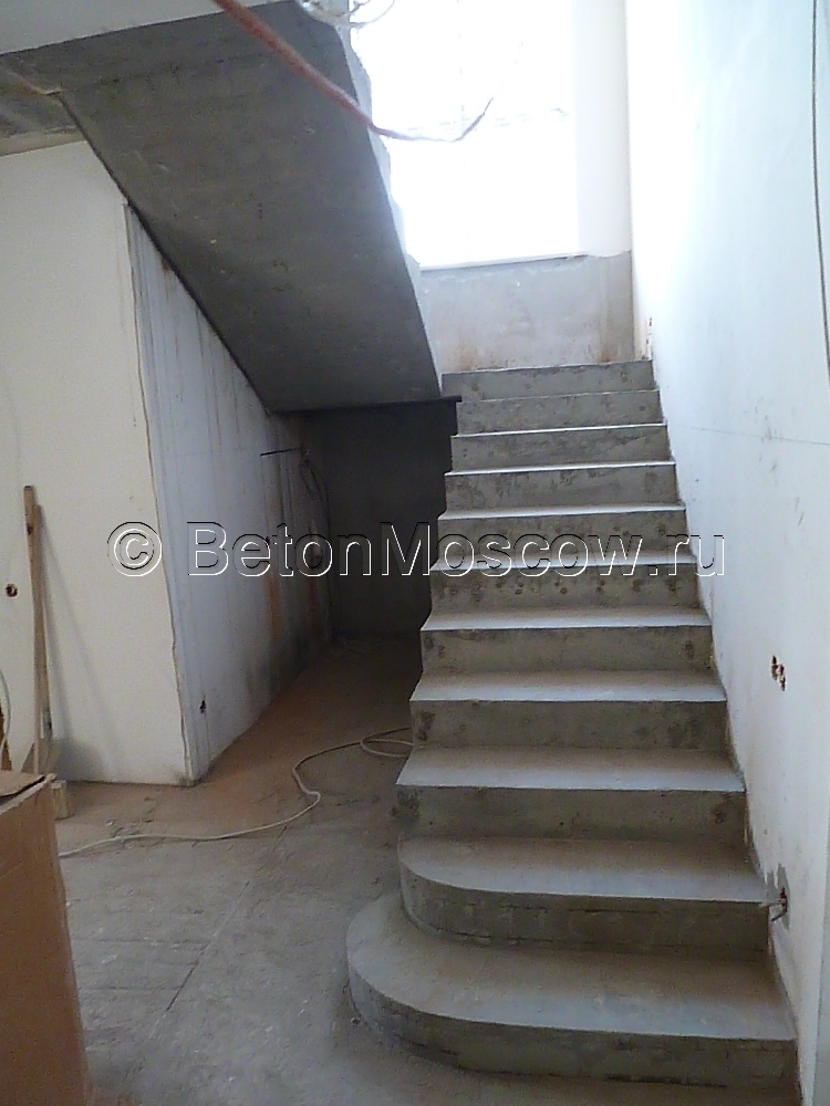 Маршевая железобетонная лестница в коттеджном посёлке Поповка. Фото 1