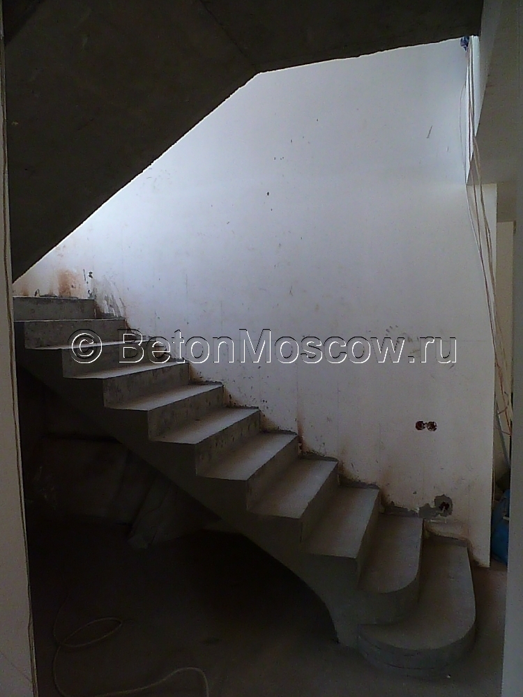Маршевая железобетонная лестница в коттеджном посёлке Поповка. Фото 2