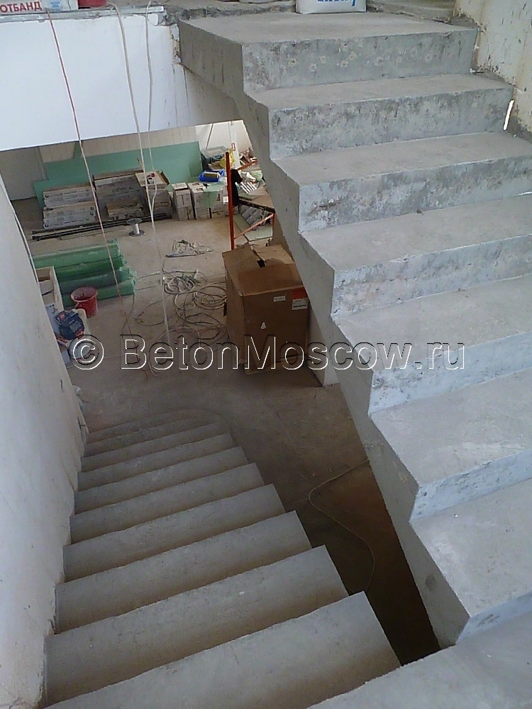 Маршевая железобетонная лестница в коттеджном посёлке Поповка. Фото 3