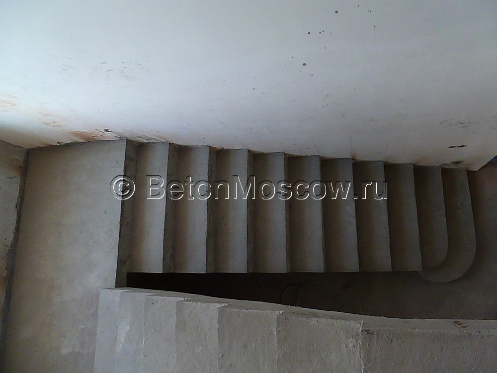 Маршевая железобетонная лестница в коттеджном посёлке Поповка. Фото 6