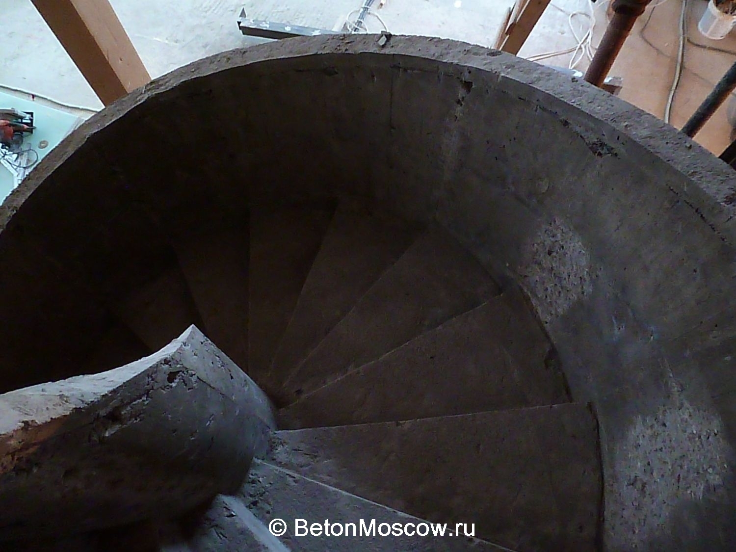 Бетонная спиральная лестница с бетонными ограждениями в коттеджном посёлке Президент. Фото 4