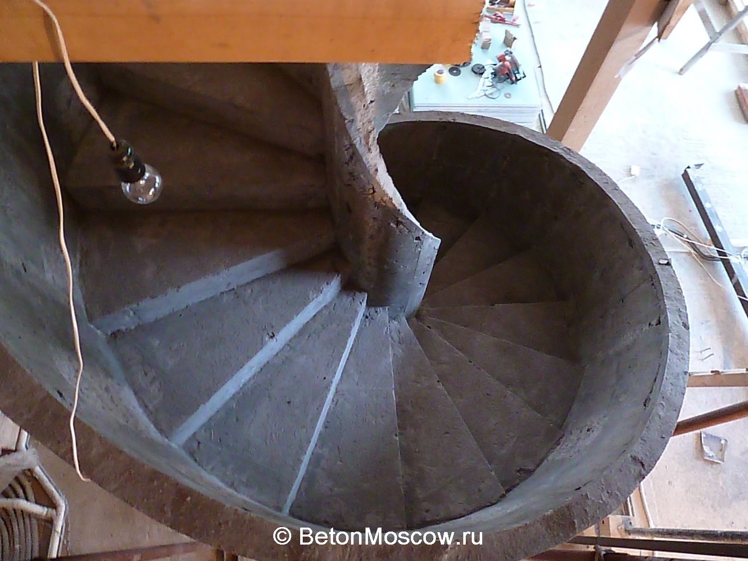 Бетонная спиральная лестница с бетонными ограждениями в коттеджном посёлке Президент. Фото 7