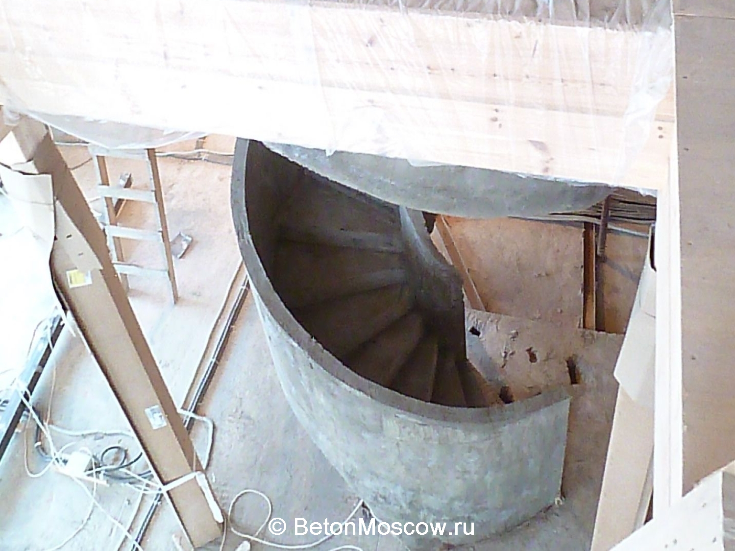 Бетонная спиральная лестница с бетонными ограждениями в коттеджном посёлке Президент. Фото 8