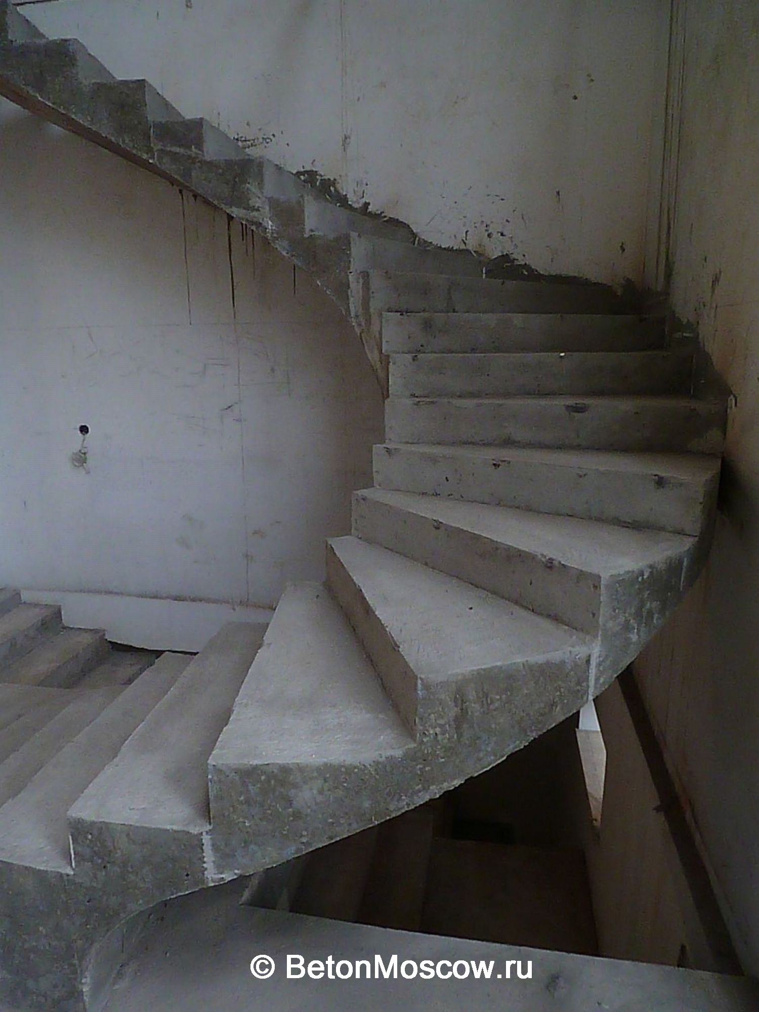 Лестница из бетона в деревне Шишкино. Фото 7