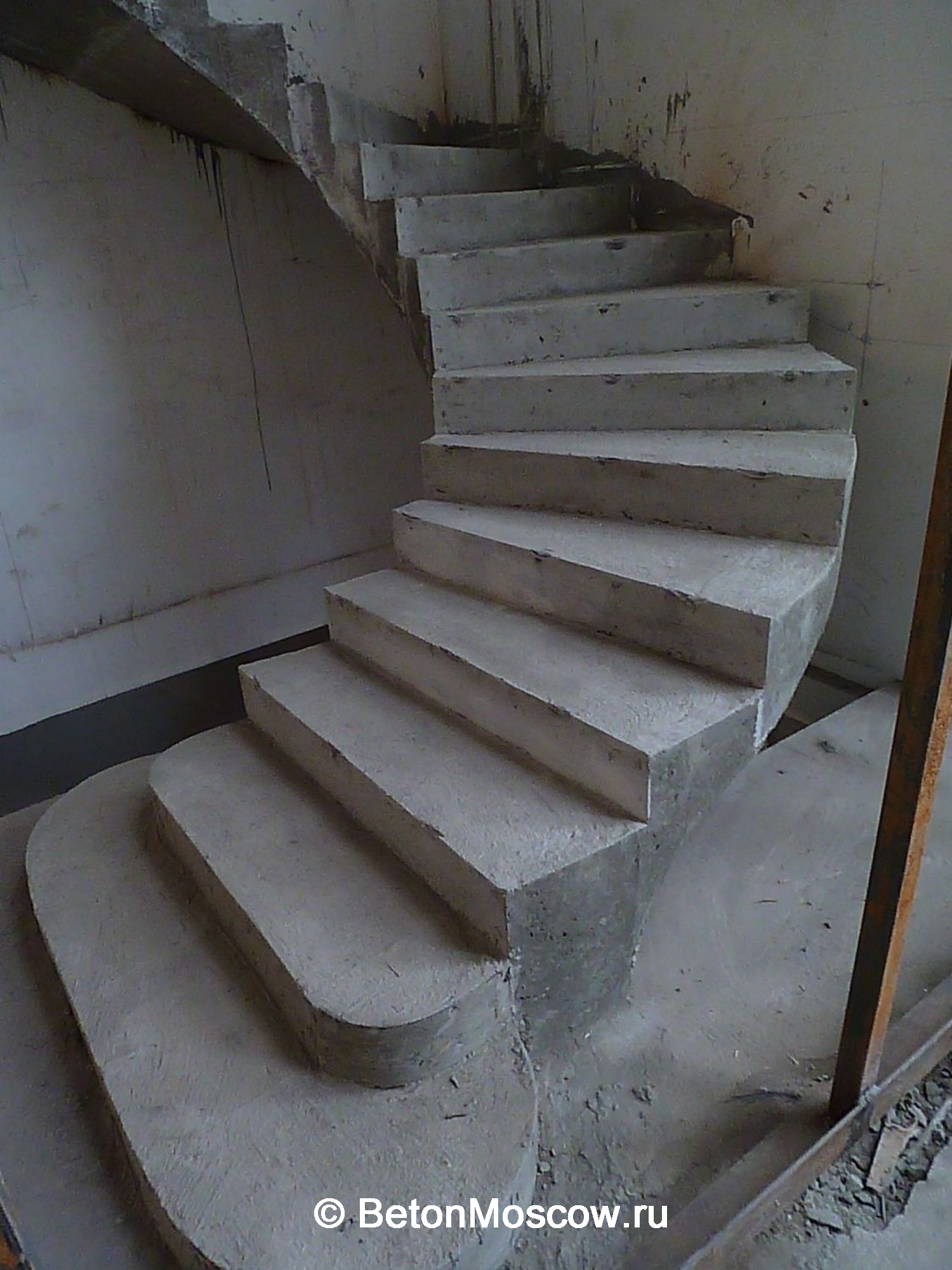 Лестница из бетона в деревне Шишкино. Фото 8