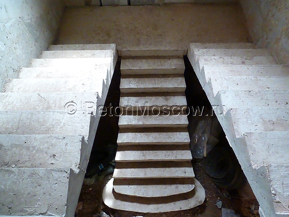 Железобетонная лестница в загородном доме в СНТ Творчество. Фото 2
