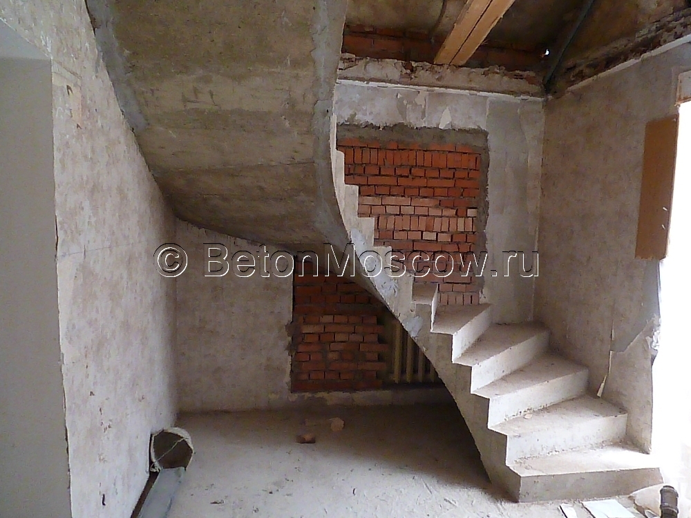 Железобетонная лестница в загородном доме в СНТ Творчество. Фото 4