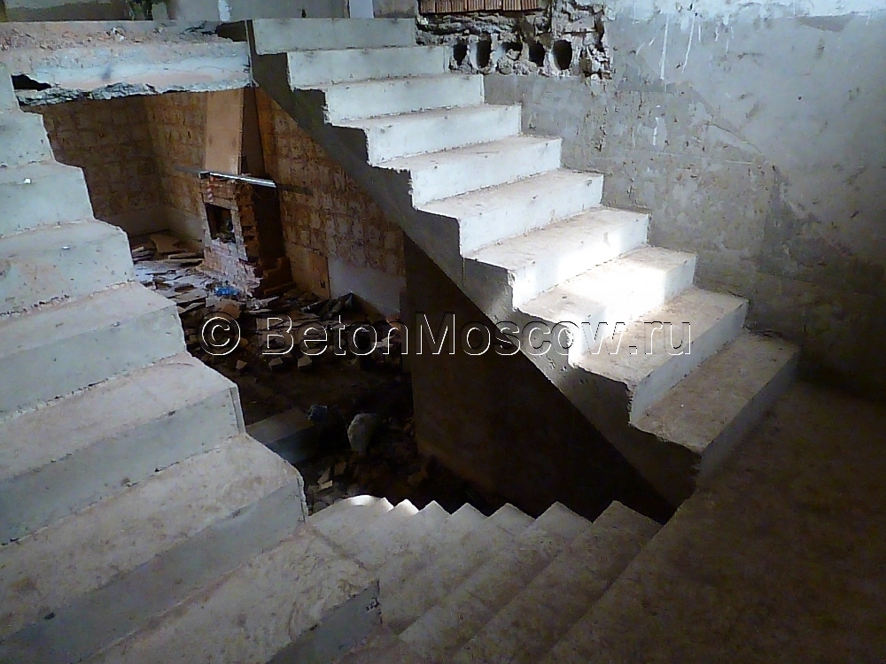 Железобетонная лестница в загородном доме в СНТ Творчество. Фото 5