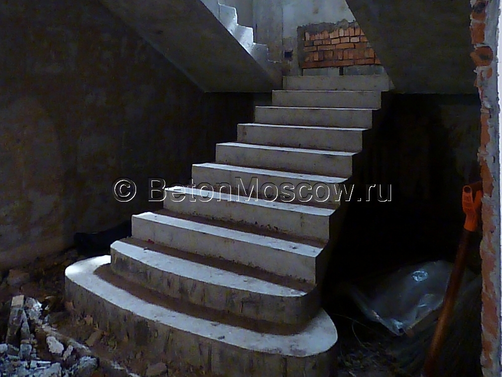 Железобетонная лестница в загородном доме в СНТ Творчество. Фото 6