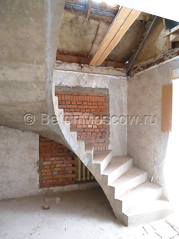 Железобетонная лестница в загородном доме в СНТ Творчество. Фото 8