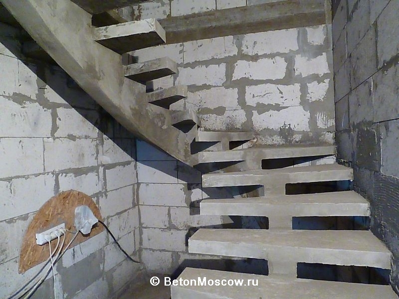 Бетонная лестница с забежными ступенями на косоуре в Солнечногорске. Фото 1