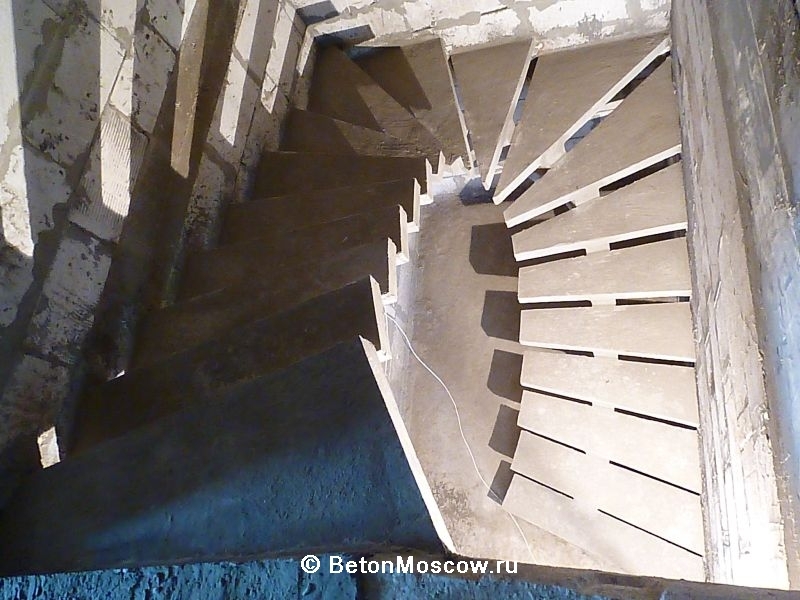 Бетонная лестница с забежными ступенями на косоуре в Солнечногорске. Фото 2