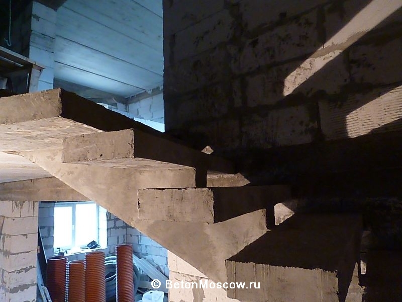 Бетонная лестница с забежными ступенями на косоуре в Солнечногорске. Фото 3