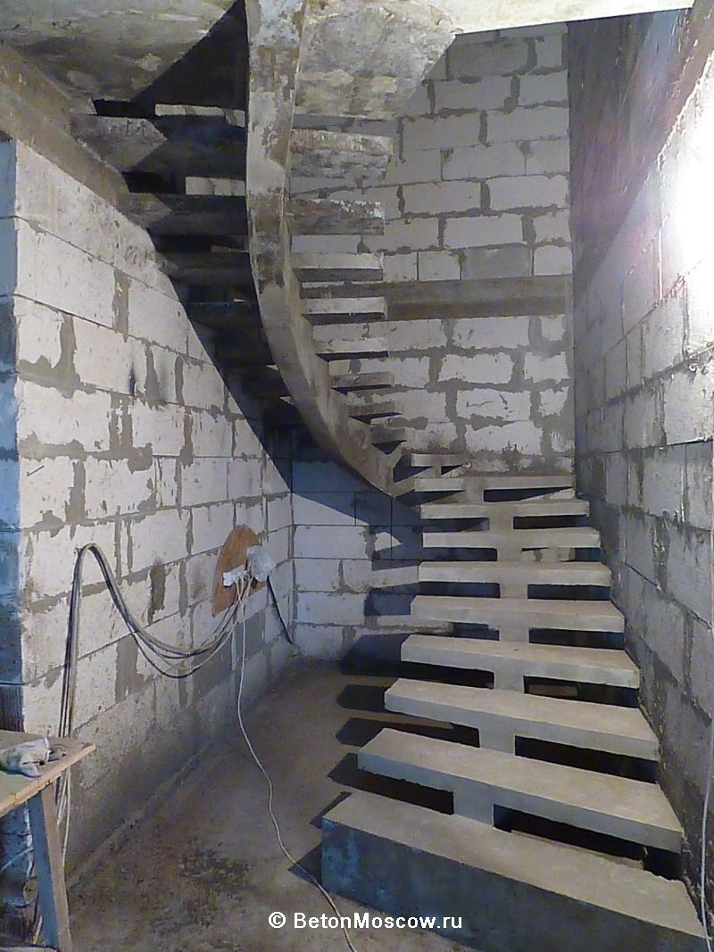 Бетонная лестница с забежными ступенями на косоуре в Солнечногорске. Фото 4